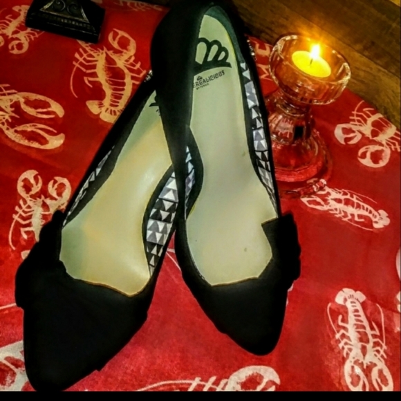 Fergalicious Heels Size 8 Black Suede Bow at Toe - Picture 8 of 9